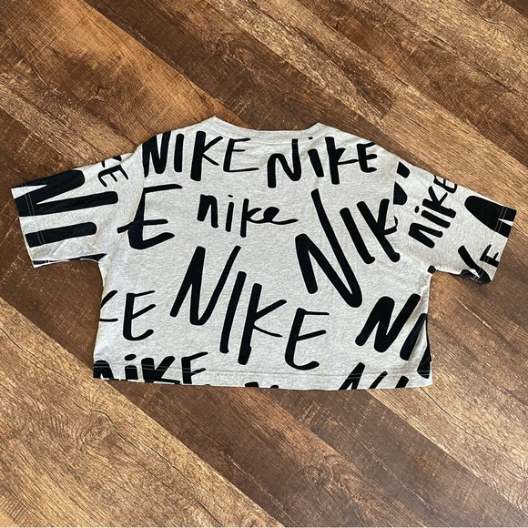 2🍒/$36~Nike AOP Graffiti Style Gray Crop Top~Medium - Picture 4 of 15